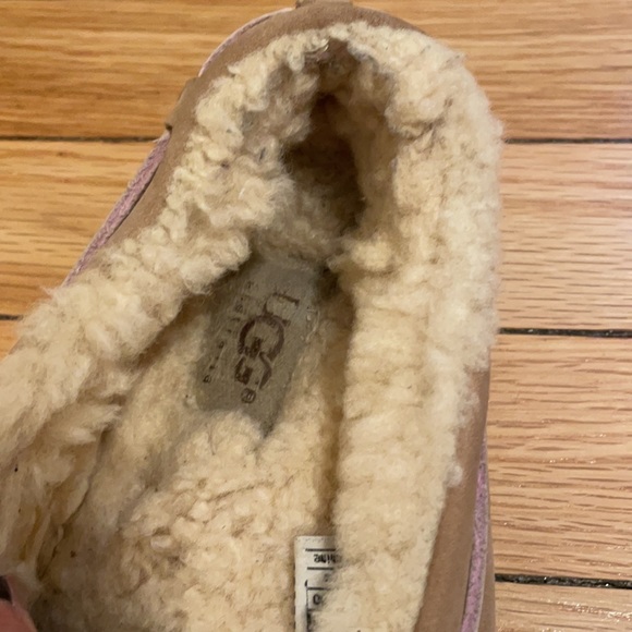 UGG Women’s Slippers/ Moccasins - Size 7 - Picture 5 of 9